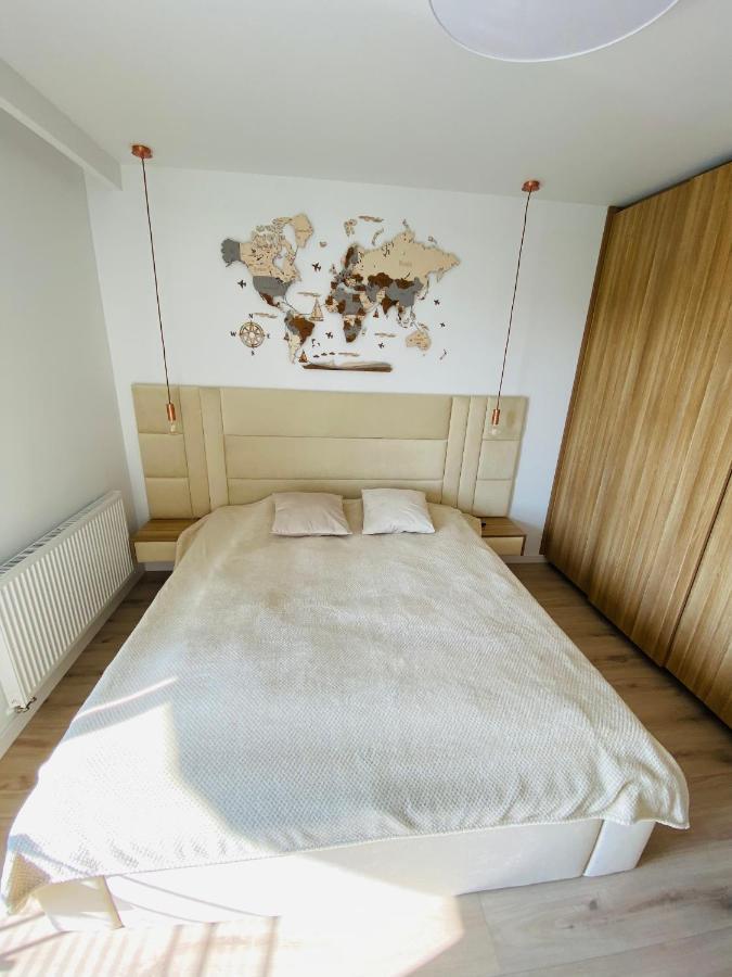 Luxury White Apartment In Park Lotnikow Краков Экстерьер фото