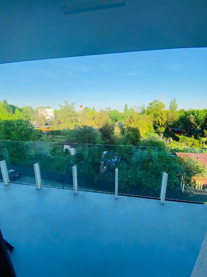 Luxury White Apartment In Park Lotnikow Краков Экстерьер фото