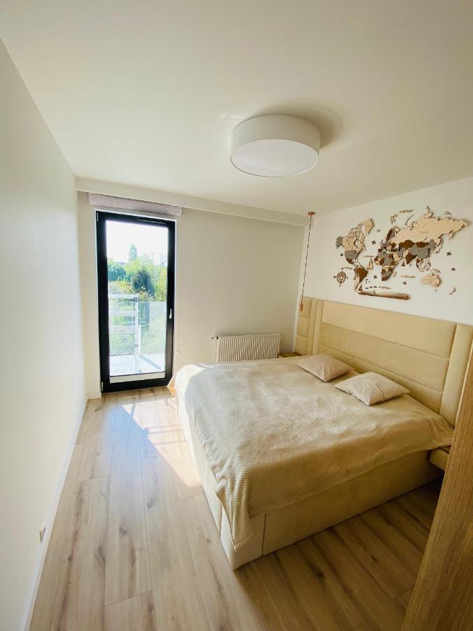 Luxury White Apartment In Park Lotnikow Краков Экстерьер фото