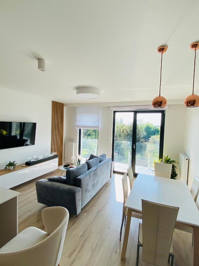 Luxury White Apartment In Park Lotnikow Краков Экстерьер фото